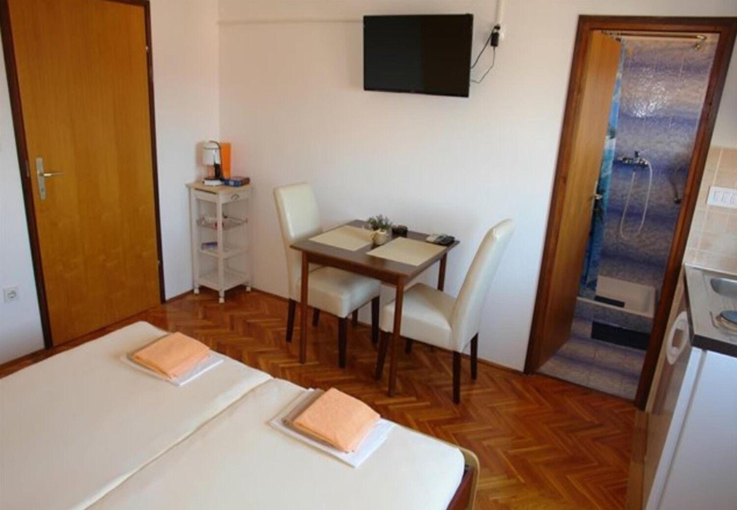 Apartments And Rooms Ognjen - Family Apartments With Free Parking Betina  Exteriör bild