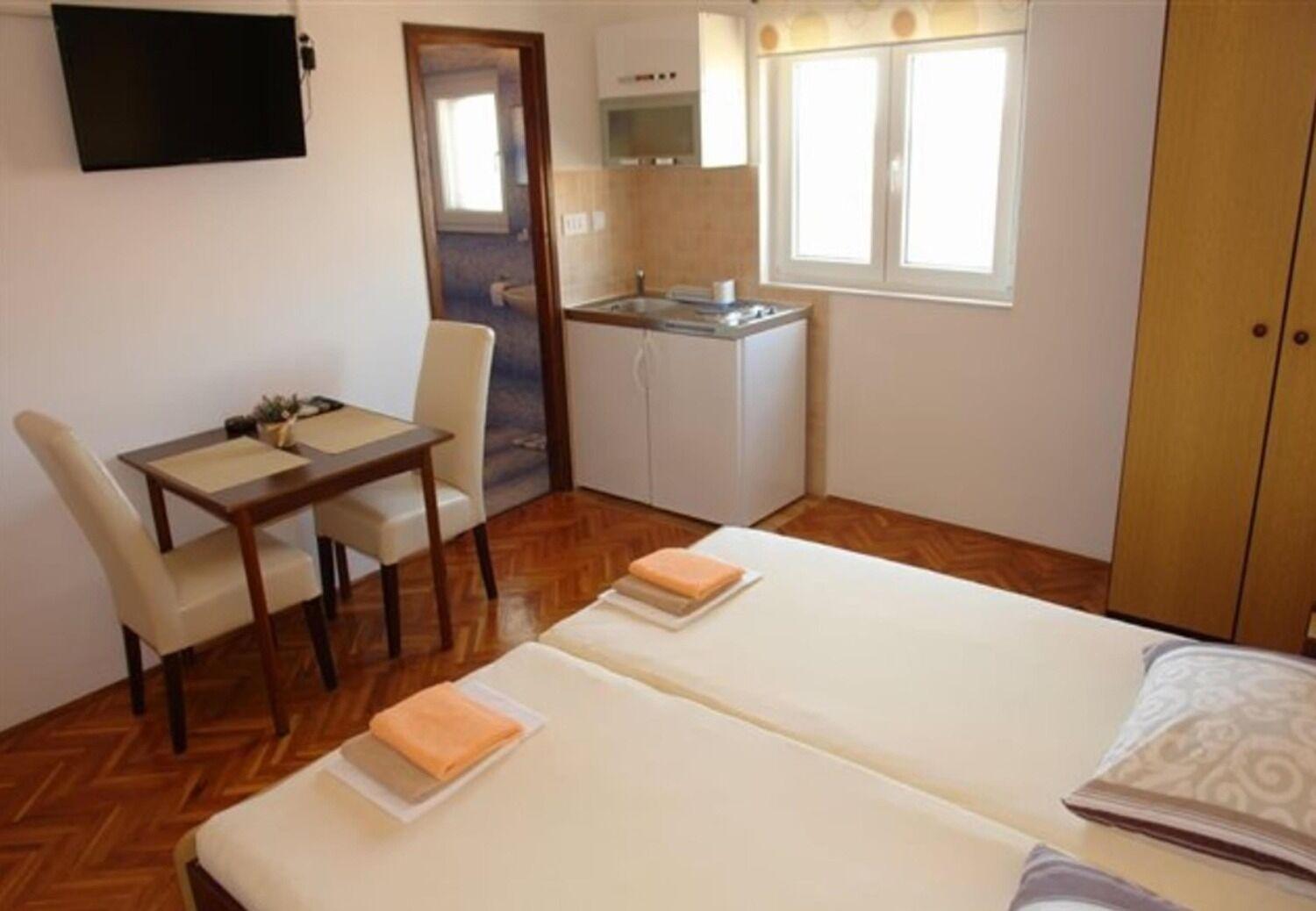 Apartments And Rooms Ognjen - Family Apartments With Free Parking Betina  Exteriör bild